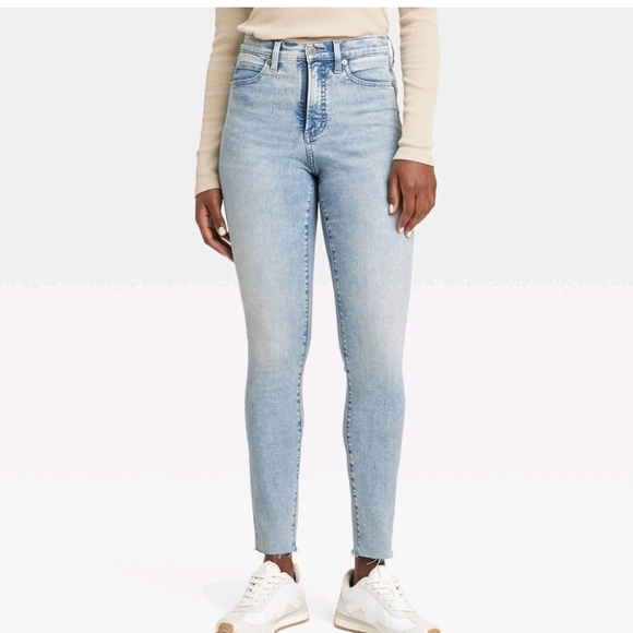 Woman's High Rise Skinny Medium Wash Denim Size is 00L - Picture 1 of 16